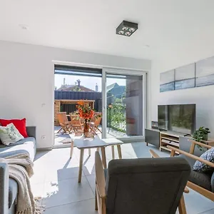  Hébergement de vacances Huswell - Family-friendly House With Sunny Terrace And Garden